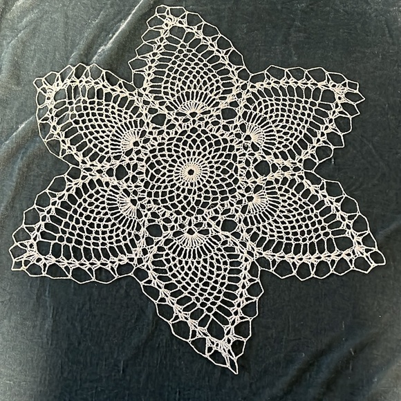 2 Pc VTG Star Starched Doilies - Picture 5 of 6